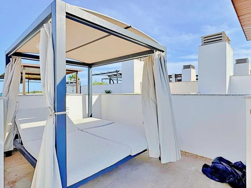 BUNGALOW EN LOS BALCONES CON ENORME SOLARIUM. 3 DORM. 3 BAÑOS. 113 M2 SUPERFICIE. PISCINA COMUNITARIA.