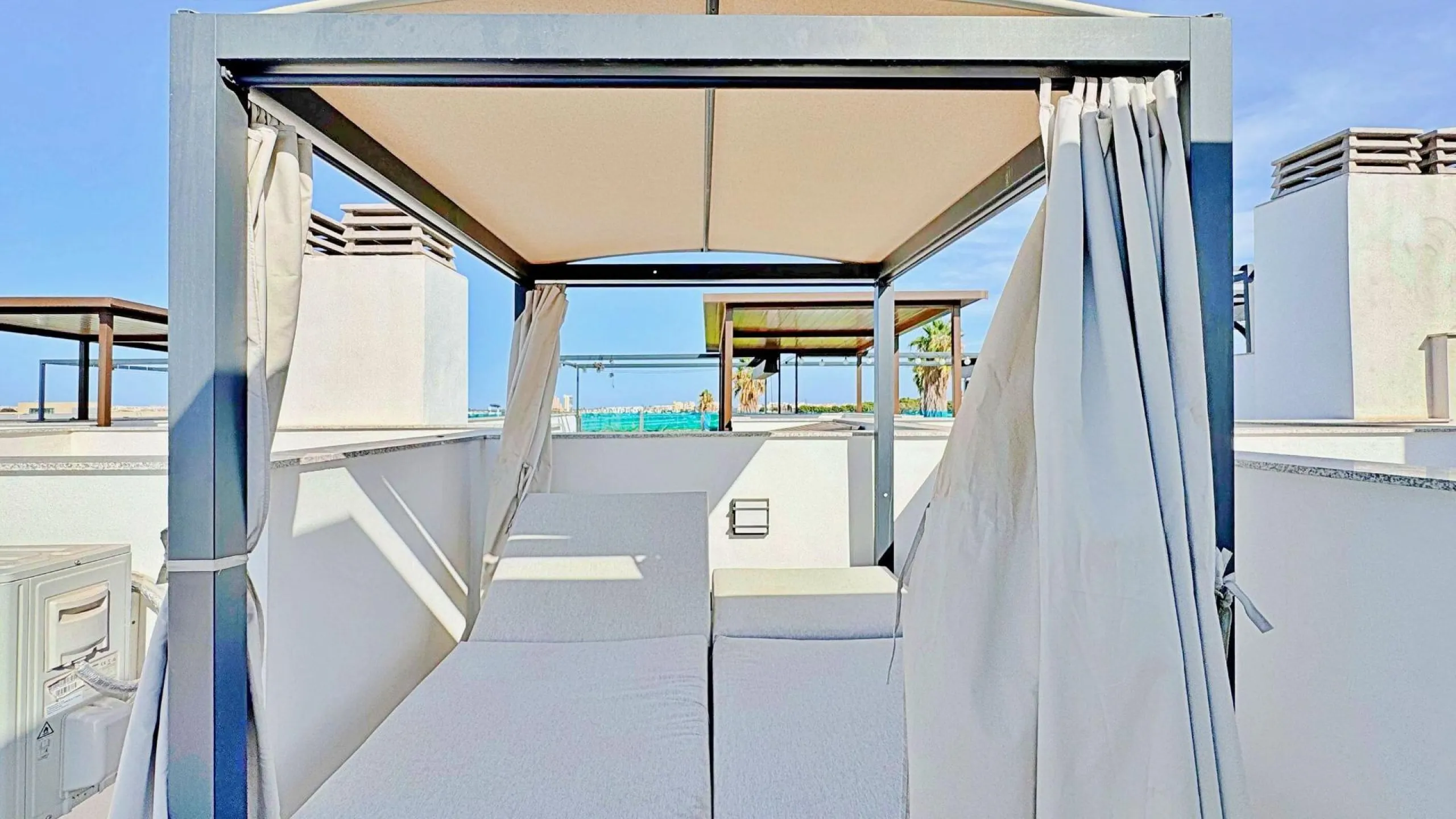 BUNGALOW EN LOS BALCONES CON ENORME SOLARIUM. 3 DORM. 3 BAÑOS. 113 M2 SUPERFICIE. PISCINA COMUNITARIA.