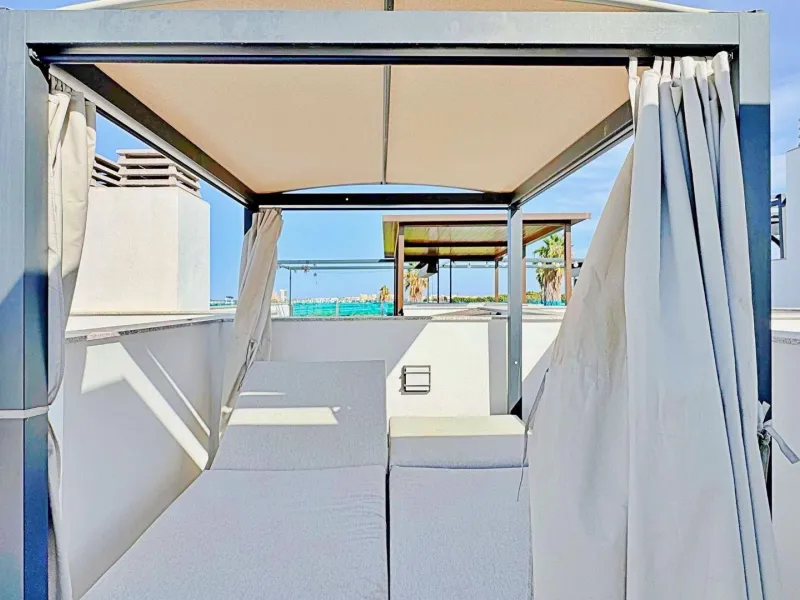 BUNGALOW EN LOS BALCONES CON ENORME SOLARIUM. 3 DORM. 3 BAÑOS. 113 M2 SUPERFICIE. PISCINA COMUNITARIA.