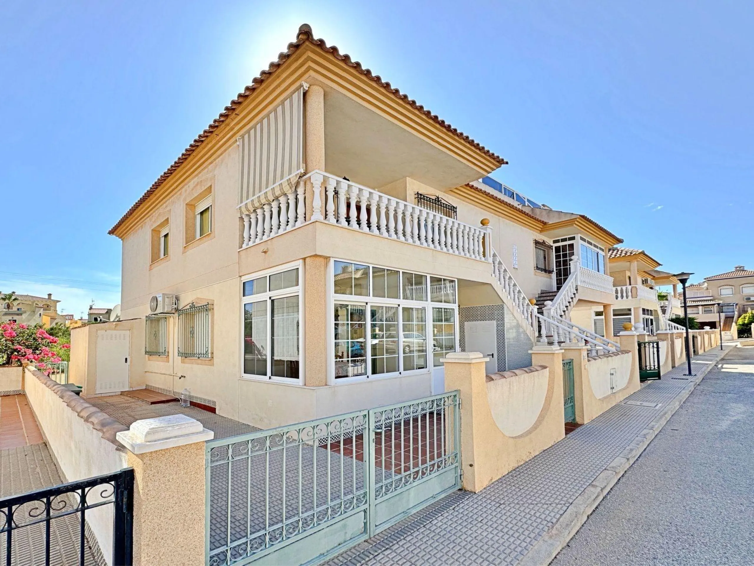 BUNGALOW PLANTA ALTA CON SOLARIUM DE 30 M2 Y A 650 METROS DE PLAYA LA ZENIA. 2 DORM. 1 BAÑO. PISCINA COMUNITARIA.