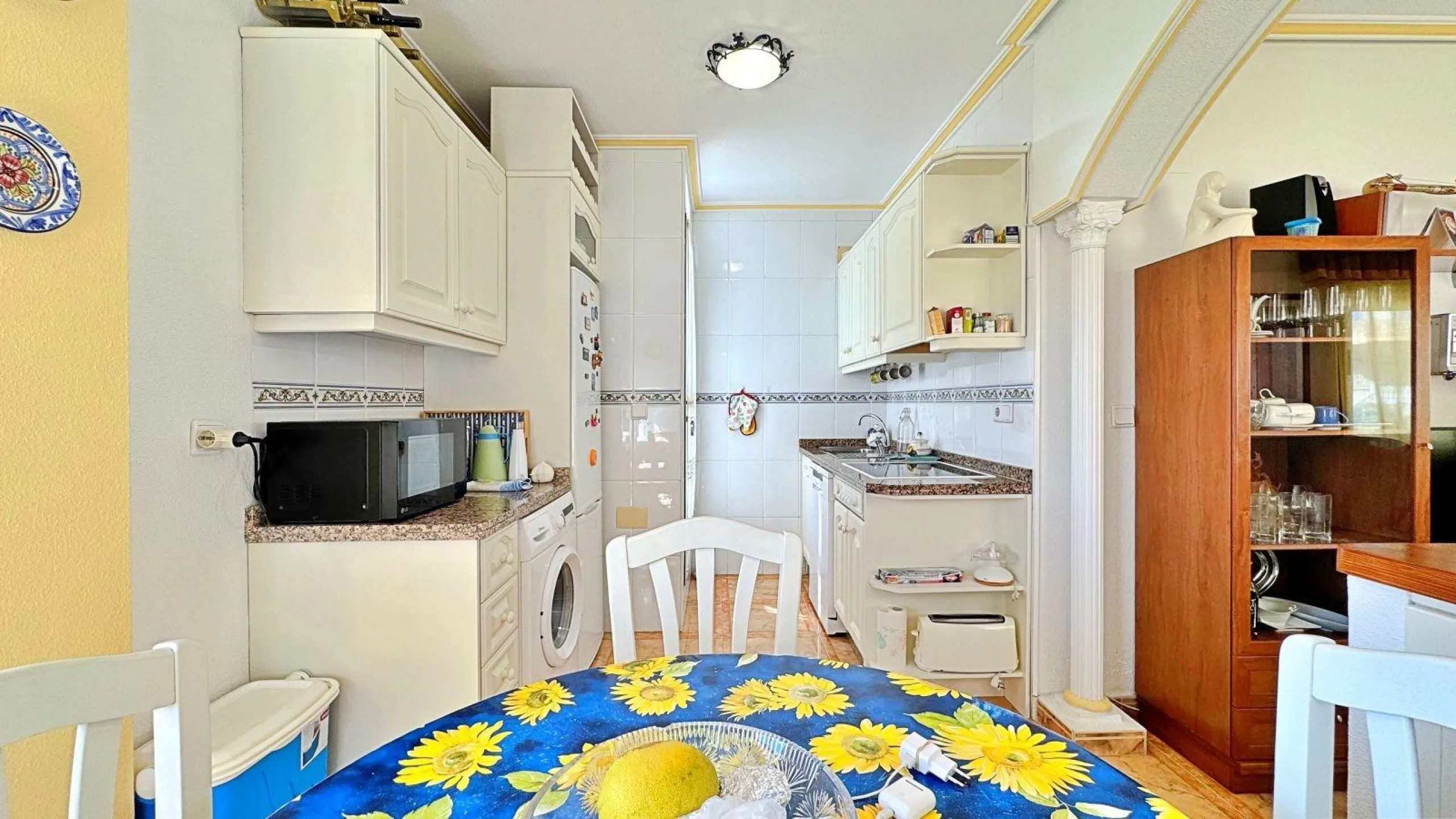 BUNGALOW PLANTA ALTA CON SOLARIUM DE 30 M2 Y A 650 METROS DE PLAYA LA ZENIA. 2 DORM. 1 BAÑO. PISCINA COMUNITARIA.