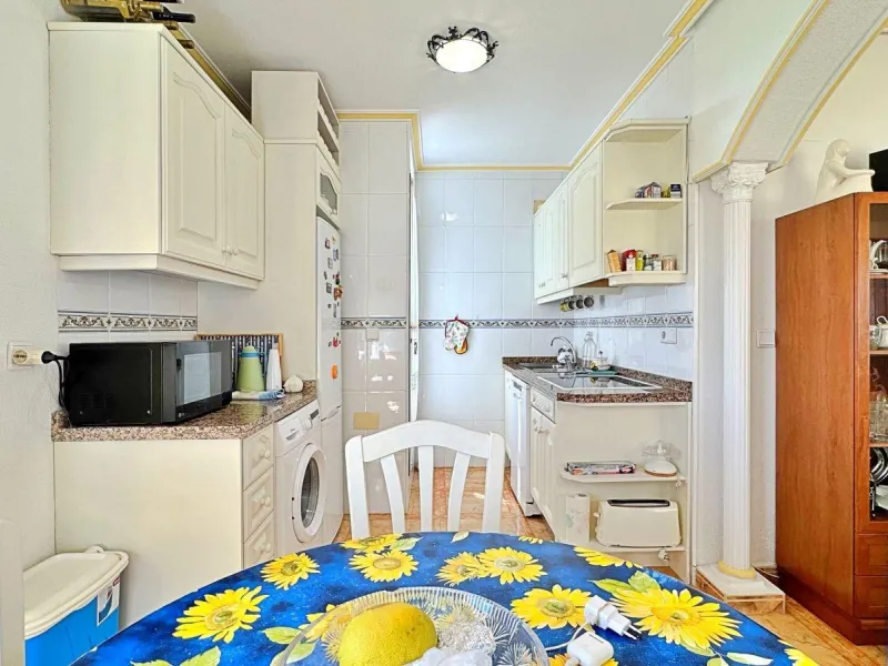 BUNGALOW PLANTA ALTA CON SOLARIUM DE 30 M2 Y A 650 METROS DE PLAYA LA ZENIA. 2 DORM. 1 BAÑO. PISCINA COMUNITARIA.
