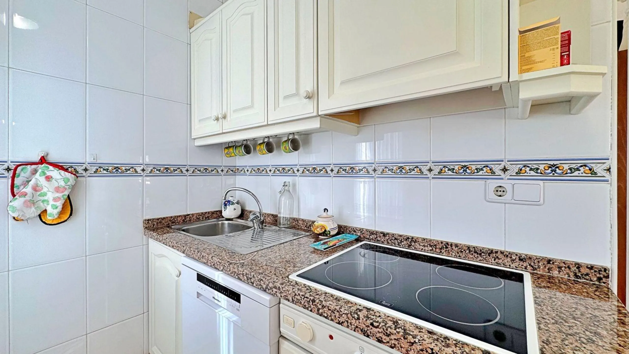 BUNGALOW PLANTA ALTA CON SOLARIUM DE 30 M2 Y A 650 METROS DE PLAYA LA ZENIA. 2 DORM. 1 BAÑO. PISCINA COMUNITARIA.