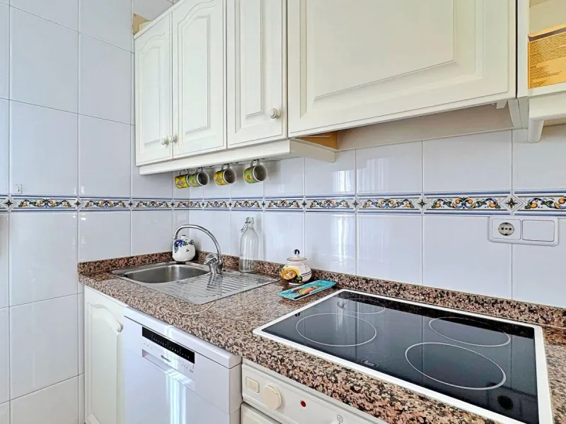 BUNGALOW PLANTA ALTA CON SOLARIUM DE 30 M2 Y A 650 METROS DE PLAYA LA ZENIA. 2 DORM. 1 BAÑO. PISCINA COMUNITARIA.