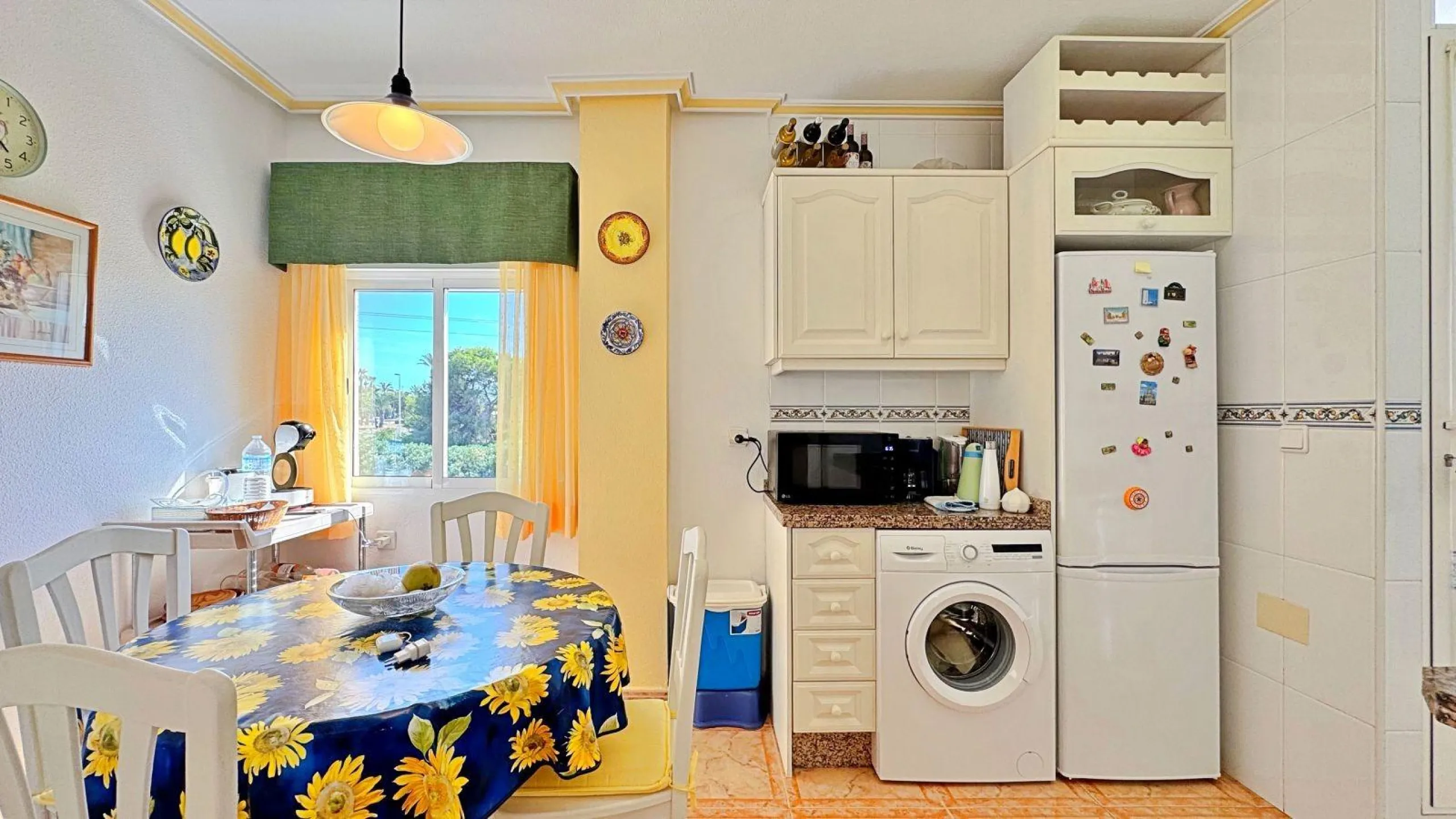 BUNGALOW PLANTA ALTA CON SOLARIUM DE 30 M2 Y A 650 METROS DE PLAYA LA ZENIA. 2 DORM. 1 BAÑO. PISCINA COMUNITARIA.