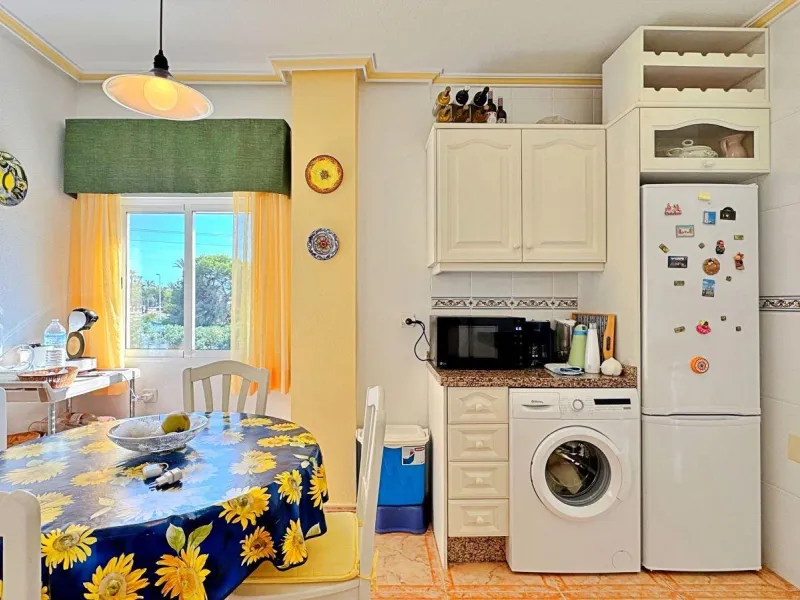 BUNGALOW PLANTA ALTA CON SOLARIUM DE 30 M2 Y A 650 METROS DE PLAYA LA ZENIA. 2 DORM. 1 BAÑO. PISCINA COMUNITARIA.