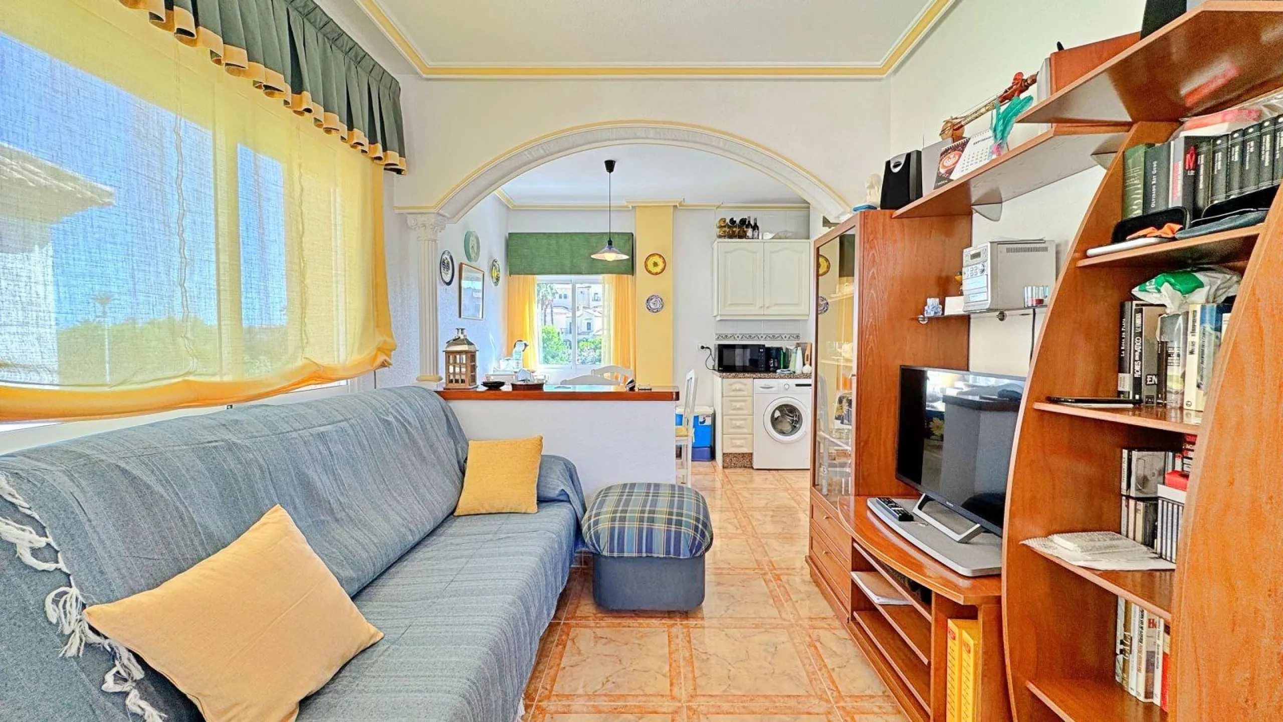 BUNGALOW PLANTA ALTA CON SOLARIUM DE 30 M2 Y A 650 METROS DE PLAYA LA ZENIA. 2 DORM. 1 BAÑO. PISCINA COMUNITARIA.