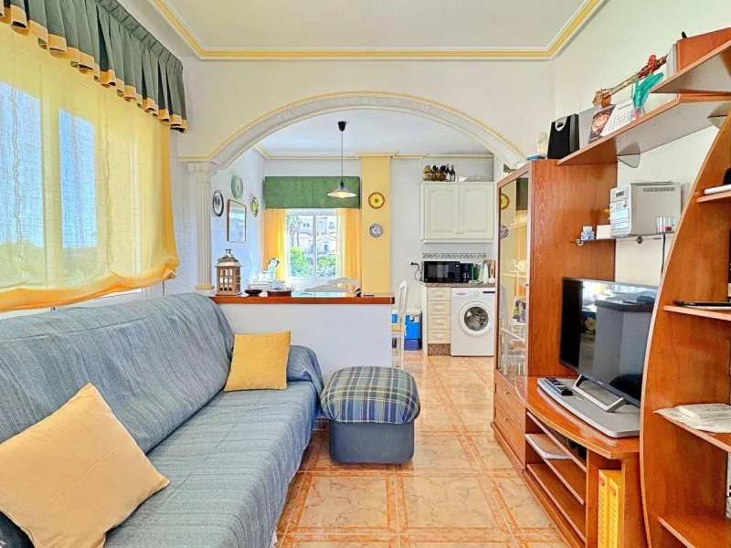 BUNGALOW PLANTA ALTA CON SOLARIUM DE 30 M2 Y A 650 METROS DE PLAYA LA ZENIA. 2 DORM. 1 BAÑO. PISCINA COMUNITARIA.