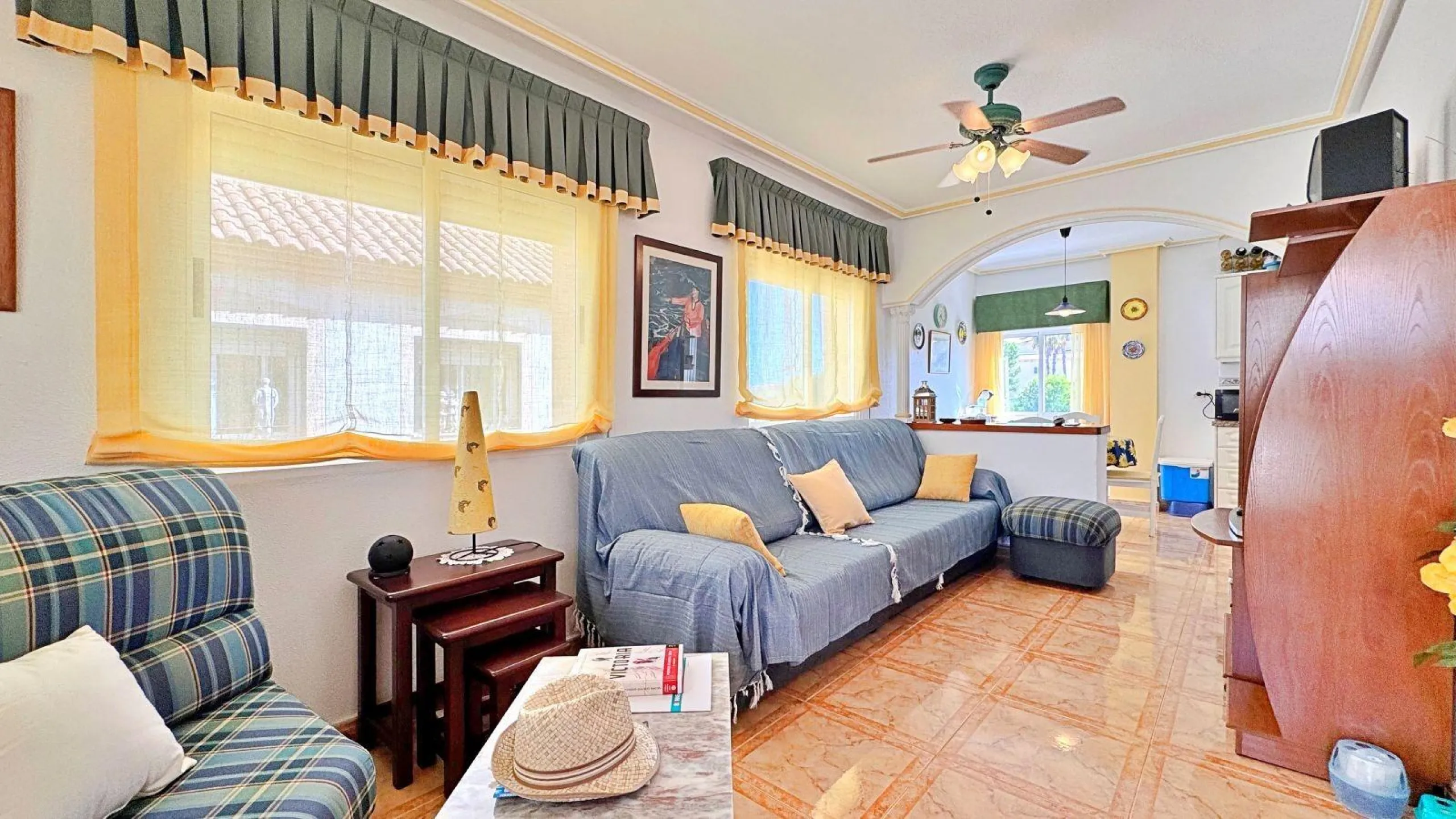 BUNGALOW PLANTA ALTA CON SOLARIUM DE 30 M2 Y A 650 METROS DE PLAYA LA ZENIA. 2 DORM. 1 BAÑO. PISCINA COMUNITARIA.