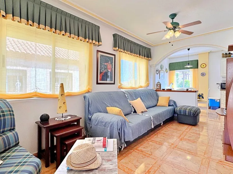 BUNGALOW PLANTA ALTA CON SOLARIUM DE 30 M2 Y A 650 METROS DE PLAYA LA ZENIA. 2 DORM. 1 BAÑO. PISCINA COMUNITARIA.