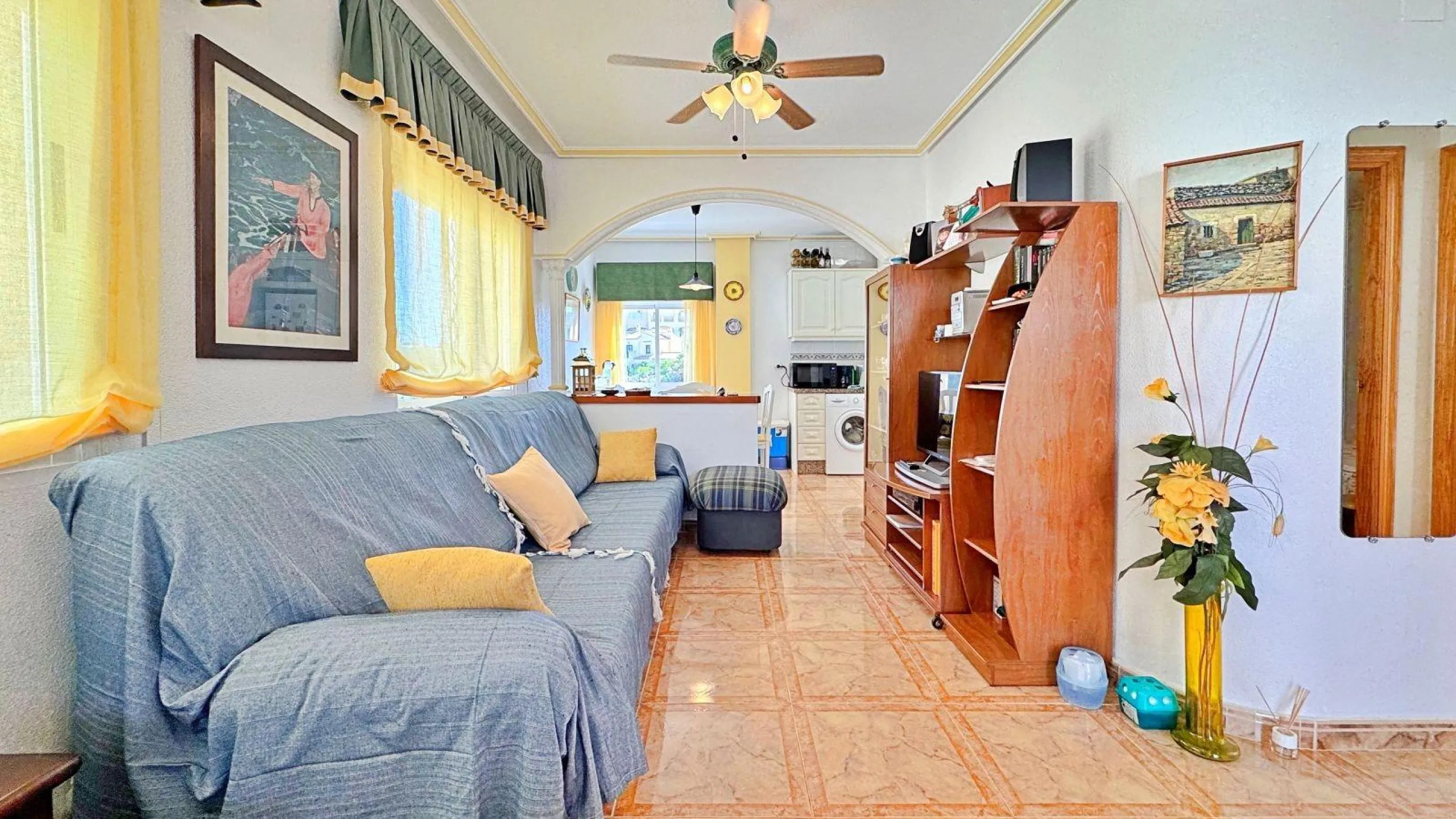 BUNGALOW PLANTA ALTA CON SOLARIUM DE 30 M2 Y A 650 METROS DE PLAYA LA ZENIA. 2 DORM. 1 BAÑO. PISCINA COMUNITARIA.