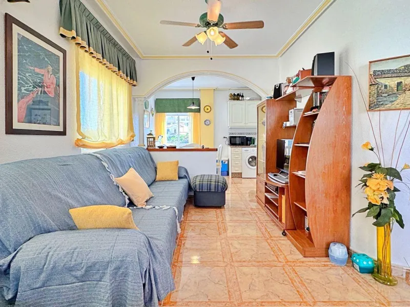 BUNGALOW PLANTA ALTA CON SOLARIUM DE 30 M2 Y A 650 METROS DE PLAYA LA ZENIA. 2 DORM. 1 BAÑO. PISCINA COMUNITARIA.