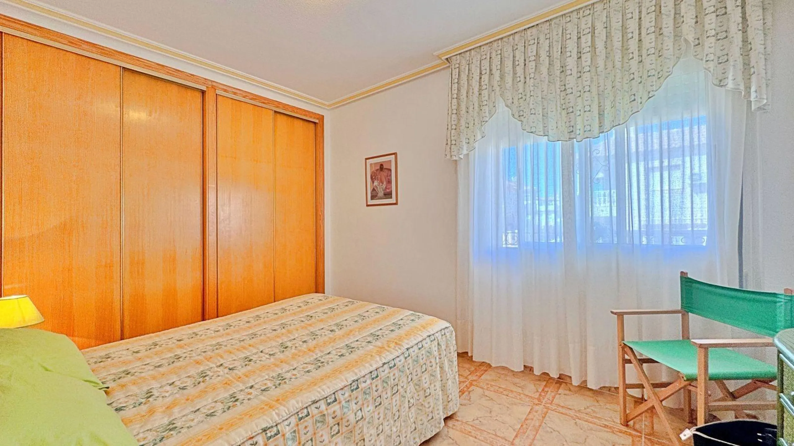 BUNGALOW PLANTA ALTA CON SOLARIUM DE 30 M2 Y A 650 METROS DE PLAYA LA ZENIA. 2 DORM. 1 BAÑO. PISCINA COMUNITARIA.
