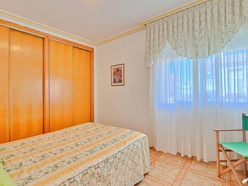 BUNGALOW PLANTA ALTA CON SOLARIUM DE 30 M2 Y A 650 METROS DE PLAYA LA ZENIA. 2 DORM. 1 BAÑO. PISCINA COMUNITARIA.