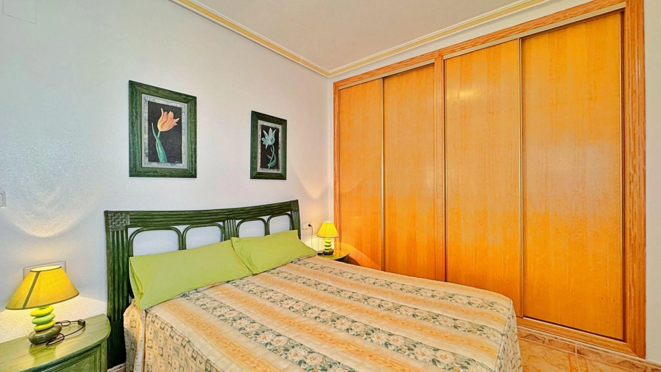 BUNGALOW PLANTA ALTA CON SOLARIUM DE 30 M2 Y A 650 METROS DE PLAYA LA ZENIA. 2 DORM. 1 BAÑO. PISCINA COMUNITARIA.