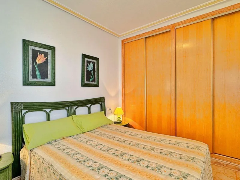 BUNGALOW PLANTA ALTA CON SOLARIUM DE 30 M2 Y A 650 METROS DE PLAYA LA ZENIA. 2 DORM. 1 BAÑO. PISCINA COMUNITARIA.