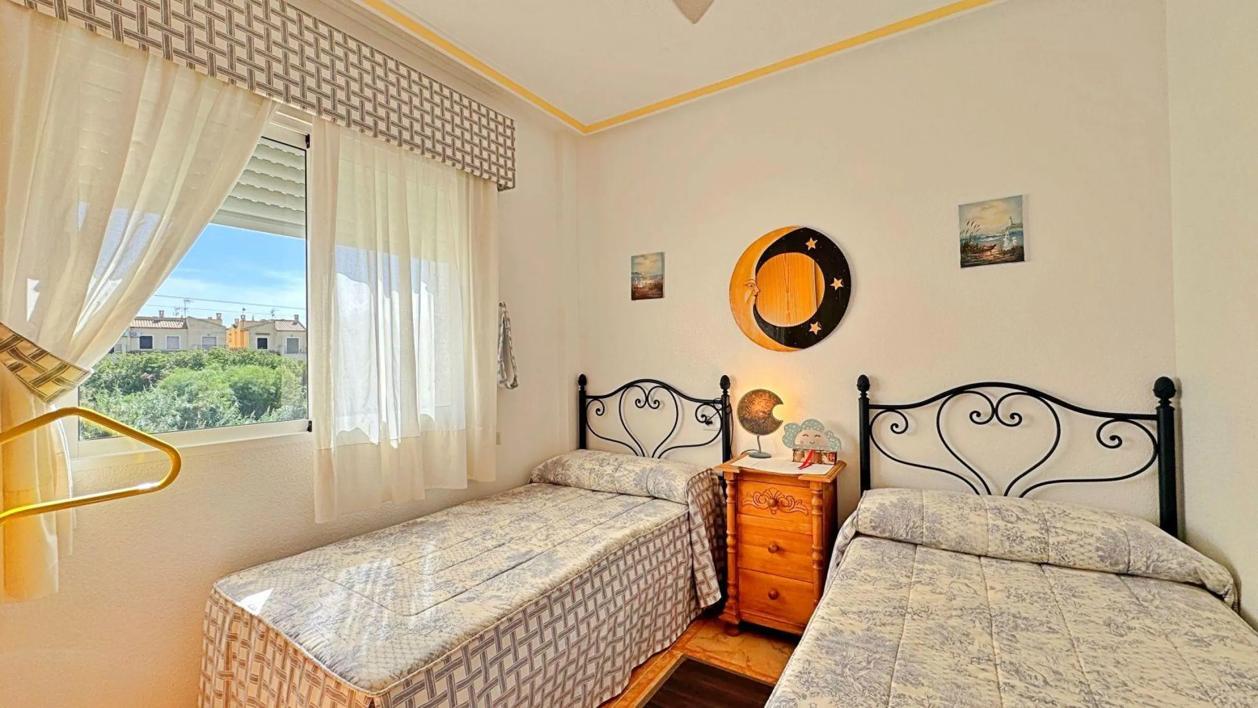 BUNGALOW PLANTA ALTA CON SOLARIUM DE 30 M2 Y A 650 METROS DE PLAYA LA ZENIA. 2 DORM. 1 BAÑO. PISCINA COMUNITARIA.