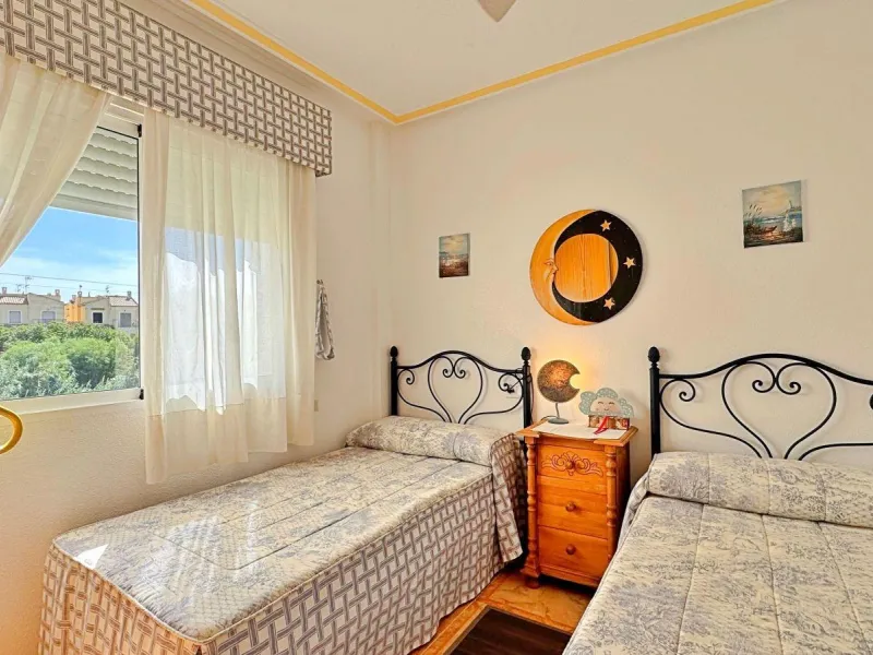 BUNGALOW PLANTA ALTA CON SOLARIUM DE 30 M2 Y A 650 METROS DE PLAYA LA ZENIA. 2 DORM. 1 BAÑO. PISCINA COMUNITARIA.