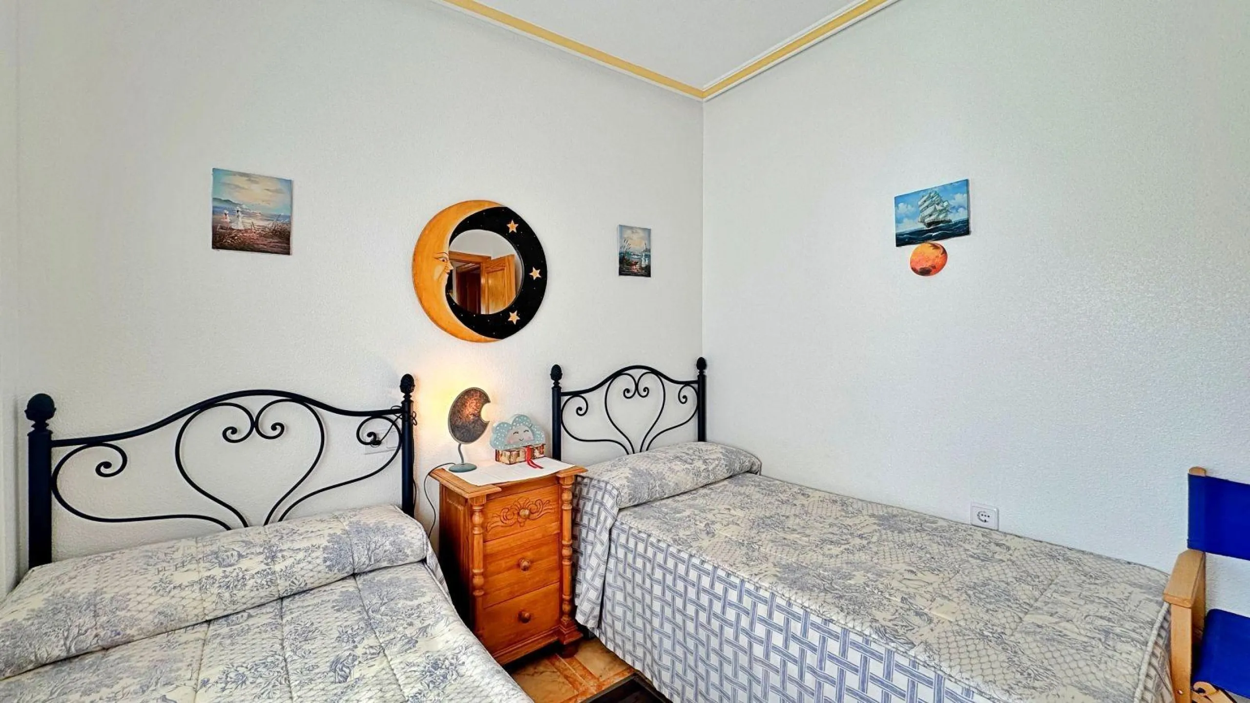 BUNGALOW PLANTA ALTA CON SOLARIUM DE 30 M2 Y A 650 METROS DE PLAYA LA ZENIA. 2 DORM. 1 BAÑO. PISCINA COMUNITARIA.
