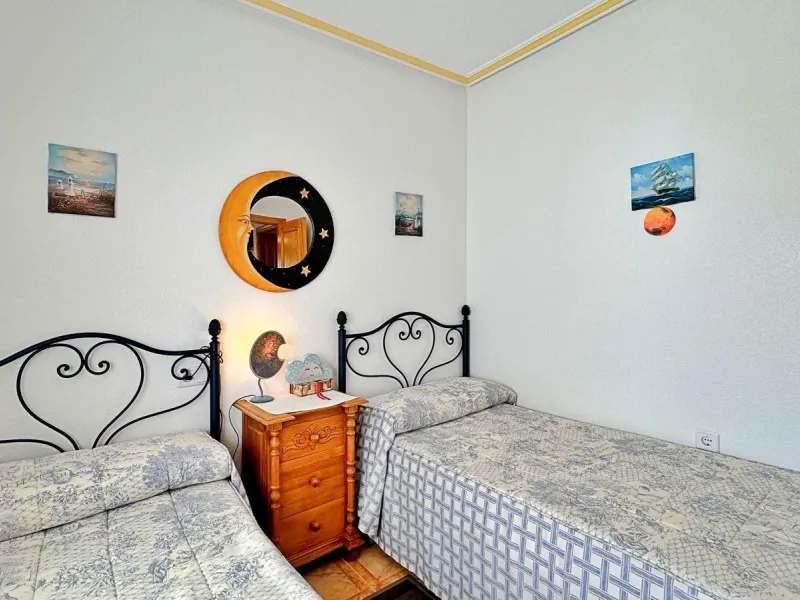 BUNGALOW PLANTA ALTA CON SOLARIUM DE 30 M2 Y A 650 METROS DE PLAYA LA ZENIA. 2 DORM. 1 BAÑO. PISCINA COMUNITARIA.
