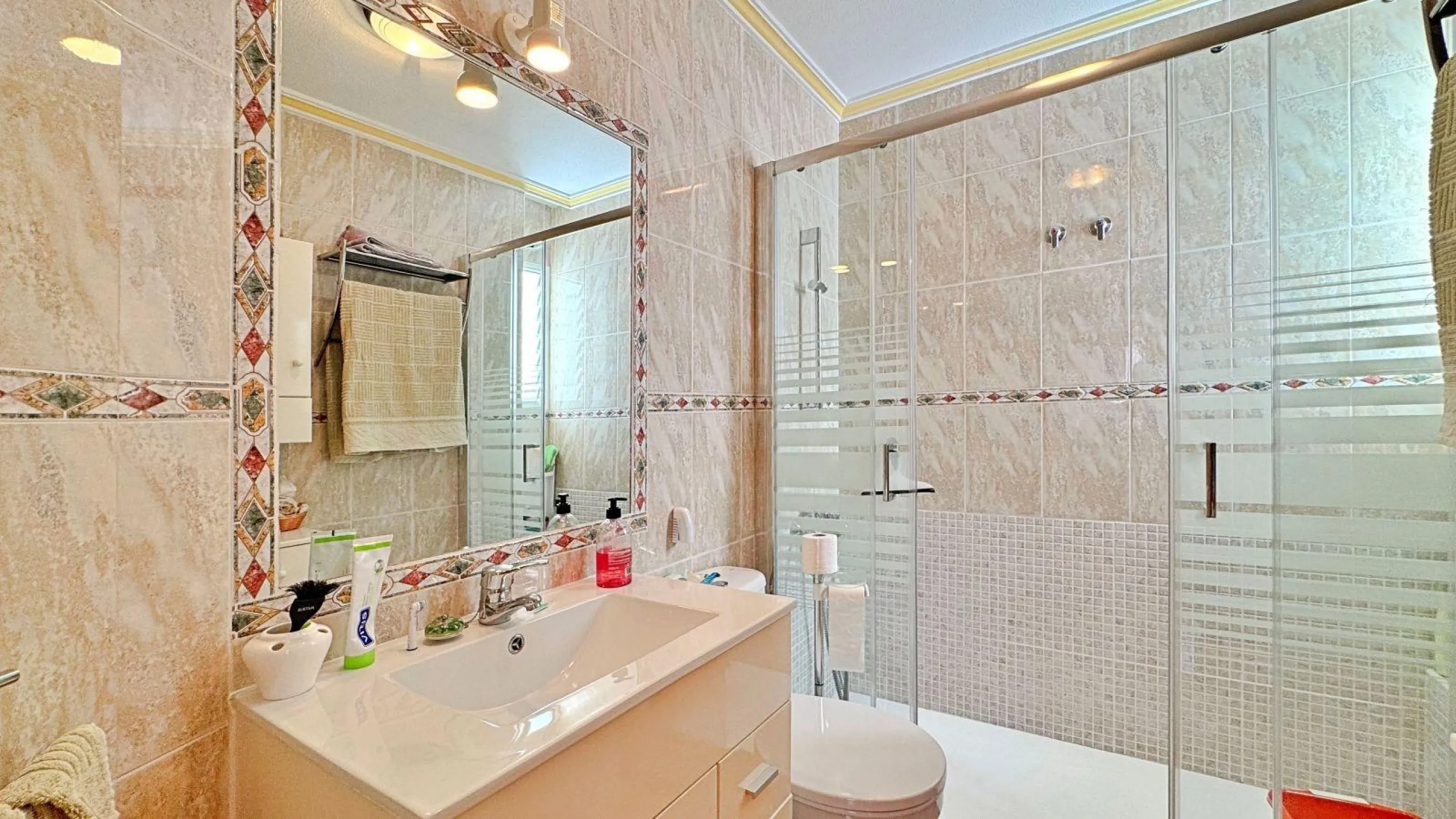 BUNGALOW PLANTA ALTA CON SOLARIUM DE 30 M2 Y A 650 METROS DE PLAYA LA ZENIA. 2 DORM. 1 BAÑO. PISCINA COMUNITARIA.