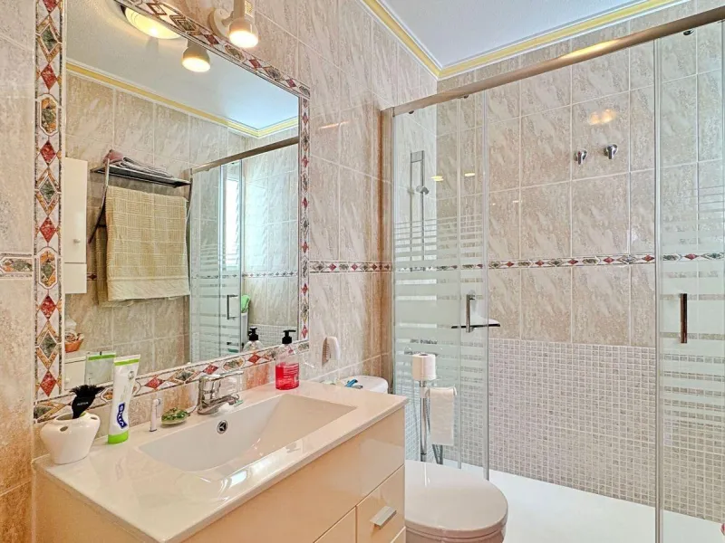 BUNGALOW PLANTA ALTA CON SOLARIUM DE 30 M2 Y A 650 METROS DE PLAYA LA ZENIA. 2 DORM. 1 BAÑO. PISCINA COMUNITARIA.