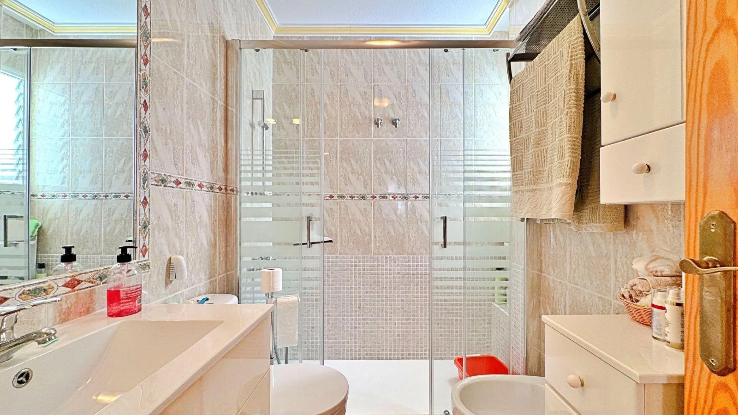BUNGALOW PLANTA ALTA CON SOLARIUM DE 30 M2 Y A 650 METROS DE PLAYA LA ZENIA. 2 DORM. 1 BAÑO. PISCINA COMUNITARIA.