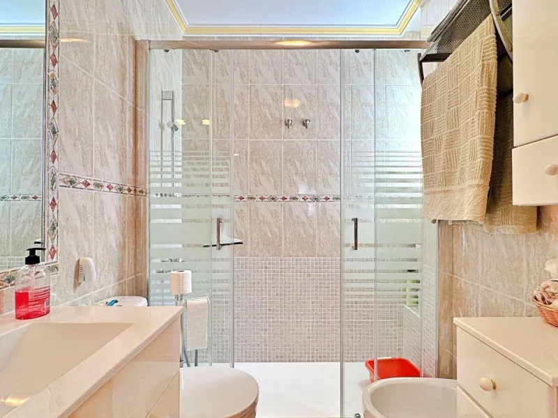 BUNGALOW PLANTA ALTA CON SOLARIUM DE 30 M2 Y A 650 METROS DE PLAYA LA ZENIA. 2 DORM. 1 BAÑO. PISCINA COMUNITARIA.