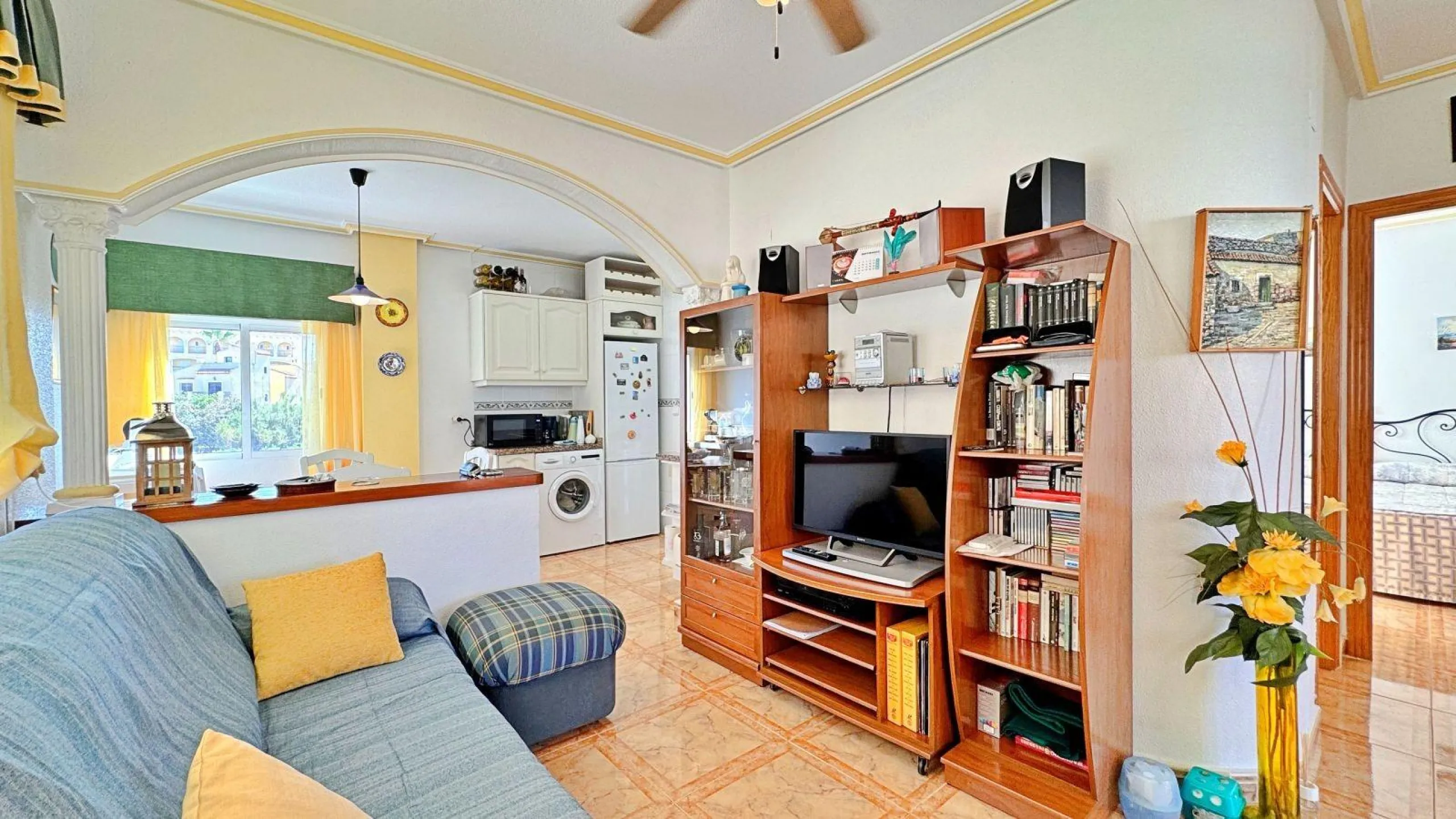 BUNGALOW PLANTA ALTA CON SOLARIUM DE 30 M2 Y A 650 METROS DE PLAYA LA ZENIA. 2 DORM. 1 BAÑO. PISCINA COMUNITARIA.