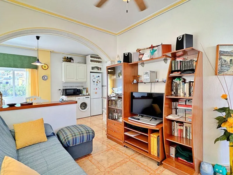 BUNGALOW PLANTA ALTA CON SOLARIUM DE 30 M2 Y A 650 METROS DE PLAYA LA ZENIA. 2 DORM. 1 BAÑO. PISCINA COMUNITARIA.