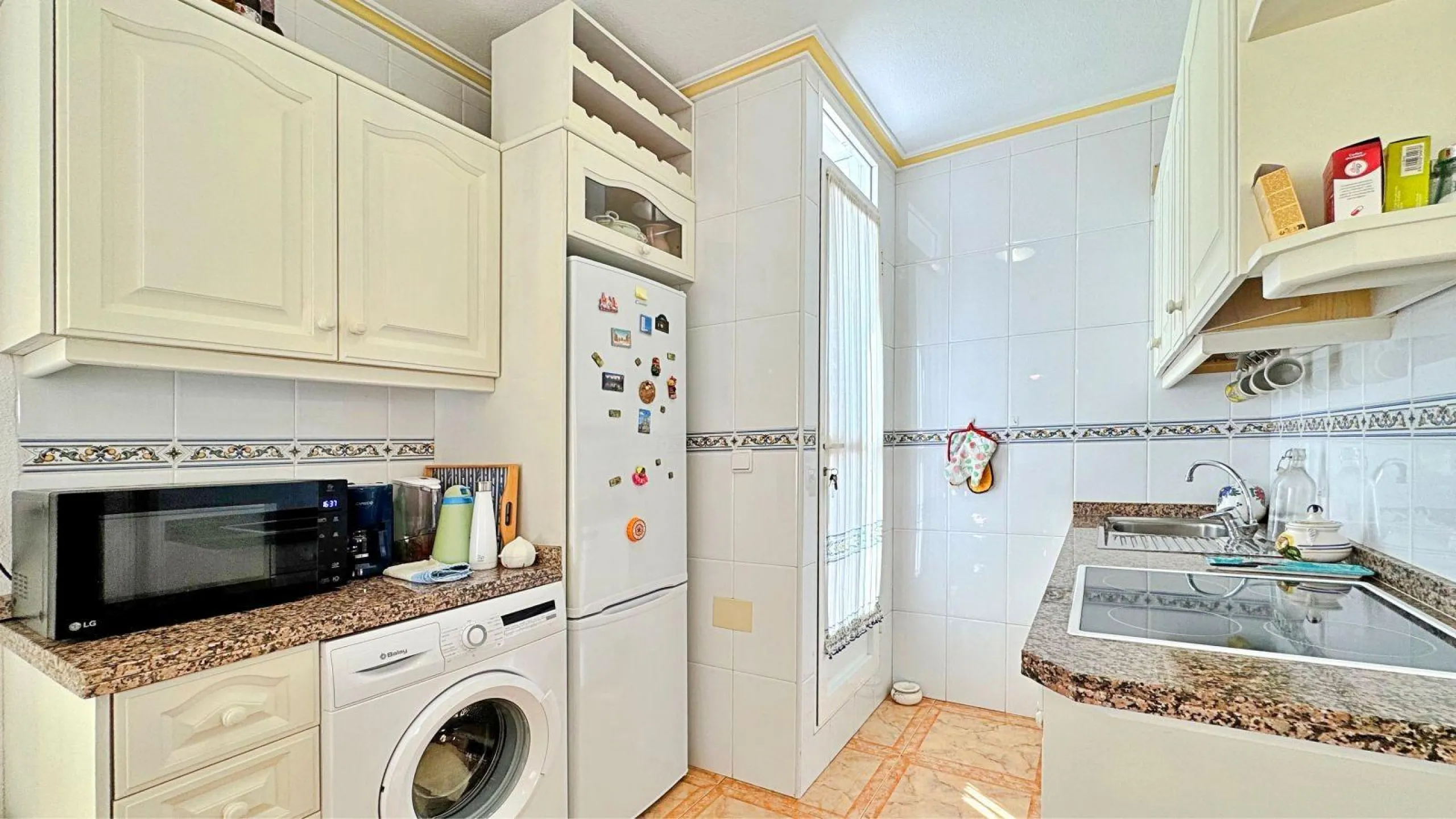 BUNGALOW PLANTA ALTA CON SOLARIUM DE 30 M2 Y A 650 METROS DE PLAYA LA ZENIA. 2 DORM. 1 BAÑO. PISCINA COMUNITARIA.