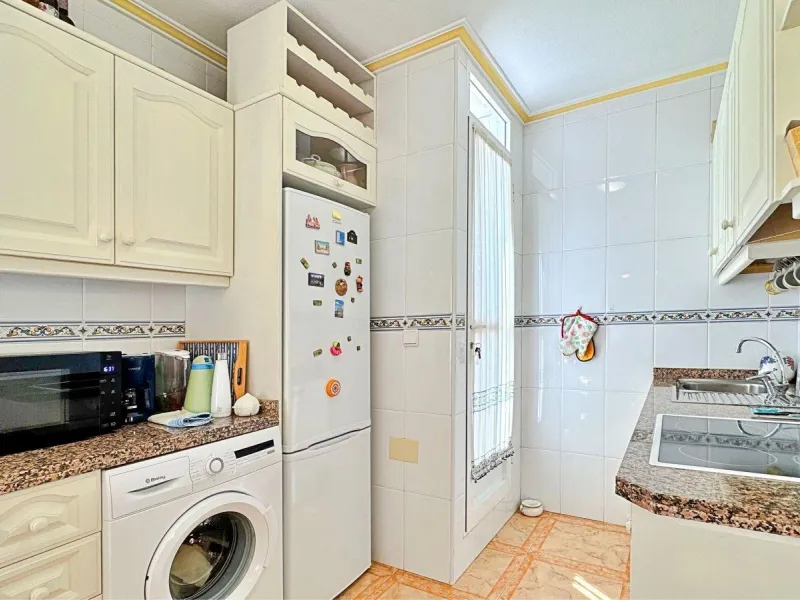 BUNGALOW PLANTA ALTA CON SOLARIUM DE 30 M2 Y A 650 METROS DE PLAYA LA ZENIA. 2 DORM. 1 BAÑO. PISCINA COMUNITARIA.