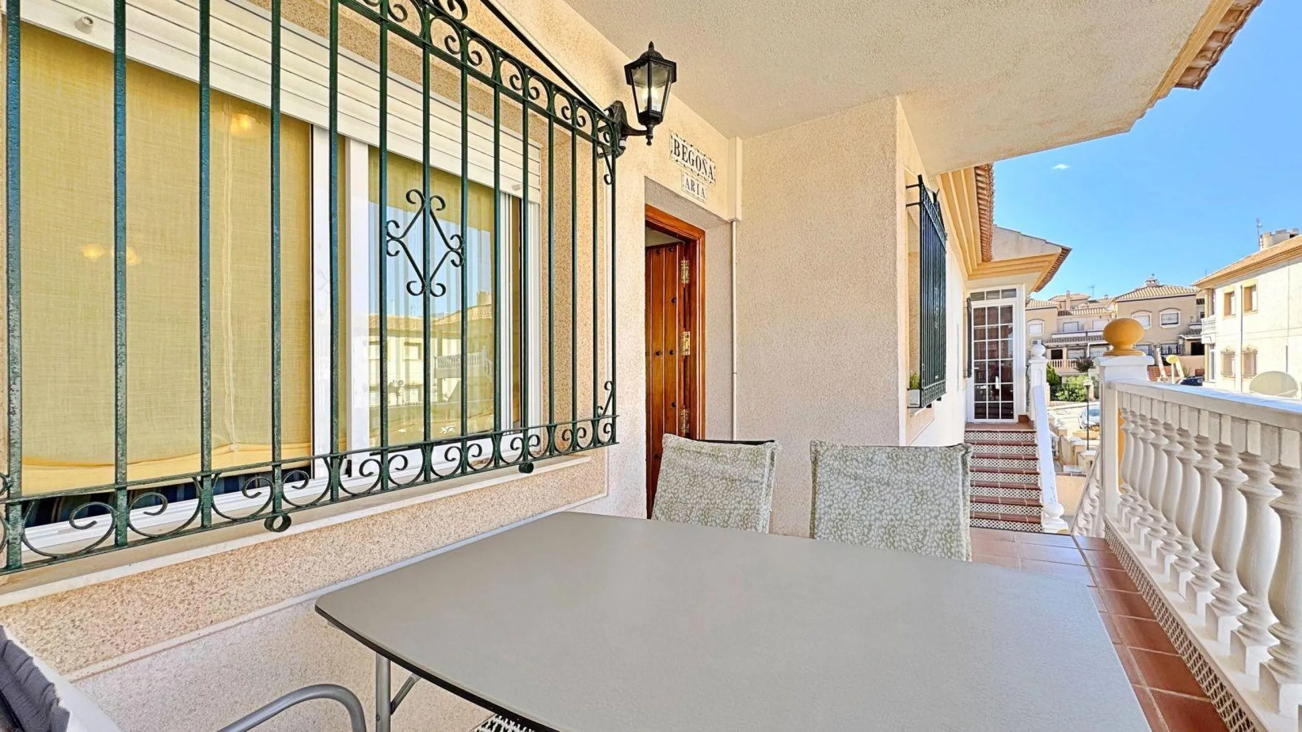 BUNGALOW PLANTA ALTA CON SOLARIUM DE 30 M2 Y A 650 METROS DE PLAYA LA ZENIA. 2 DORM. 1 BAÑO. PISCINA COMUNITARIA.