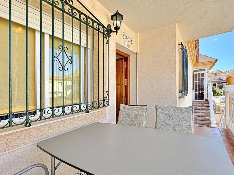 BUNGALOW PLANTA ALTA CON SOLARIUM DE 30 M2 Y A 650 METROS DE PLAYA LA ZENIA. 2 DORM. 1 BAÑO. PISCINA COMUNITARIA.