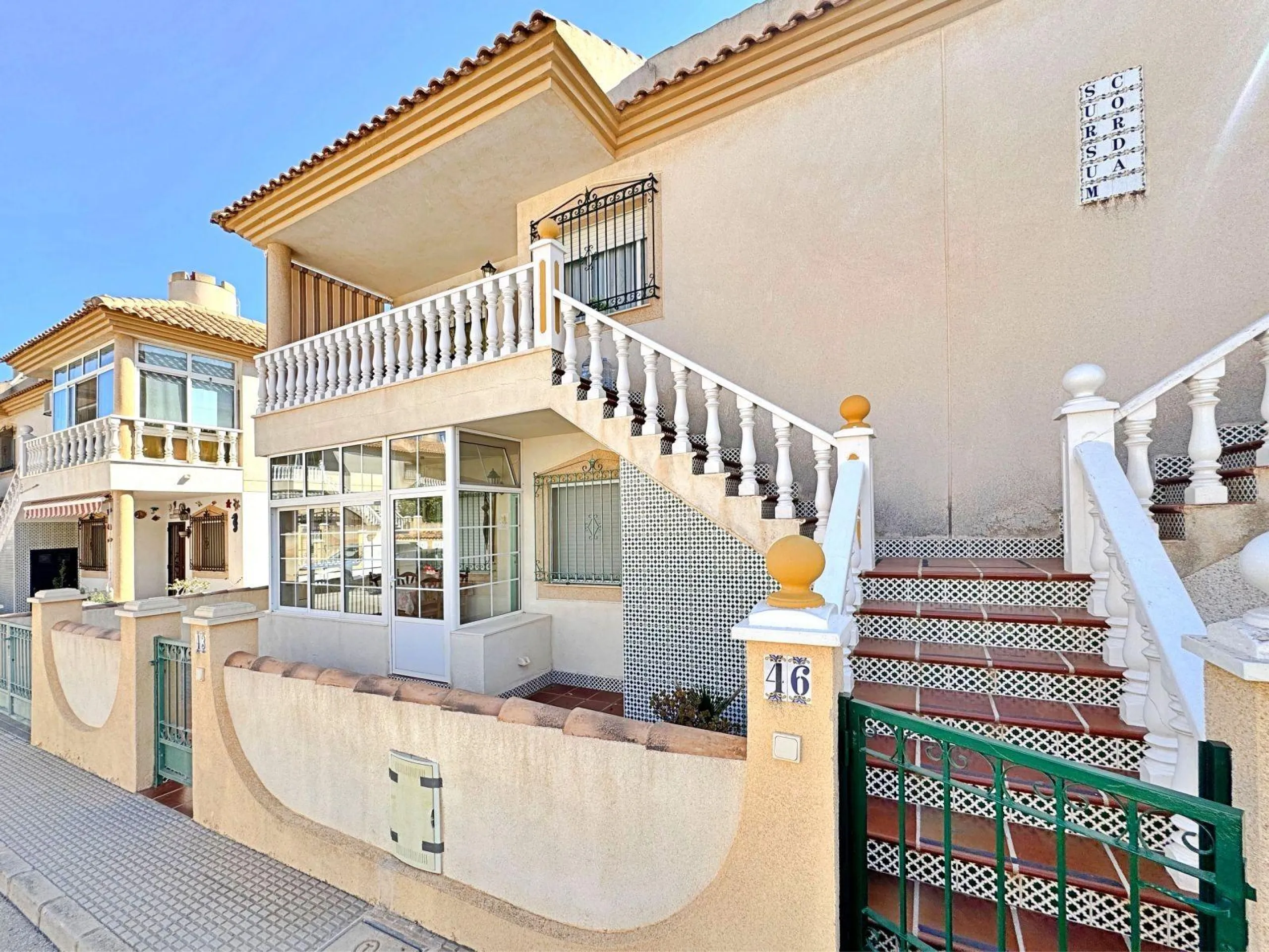 BUNGALOW PLANTA ALTA CON SOLARIUM DE 30 M2 Y A 650 METROS DE PLAYA LA ZENIA. 2 DORM. 1 BAÑO. PISCINA COMUNITARIA.