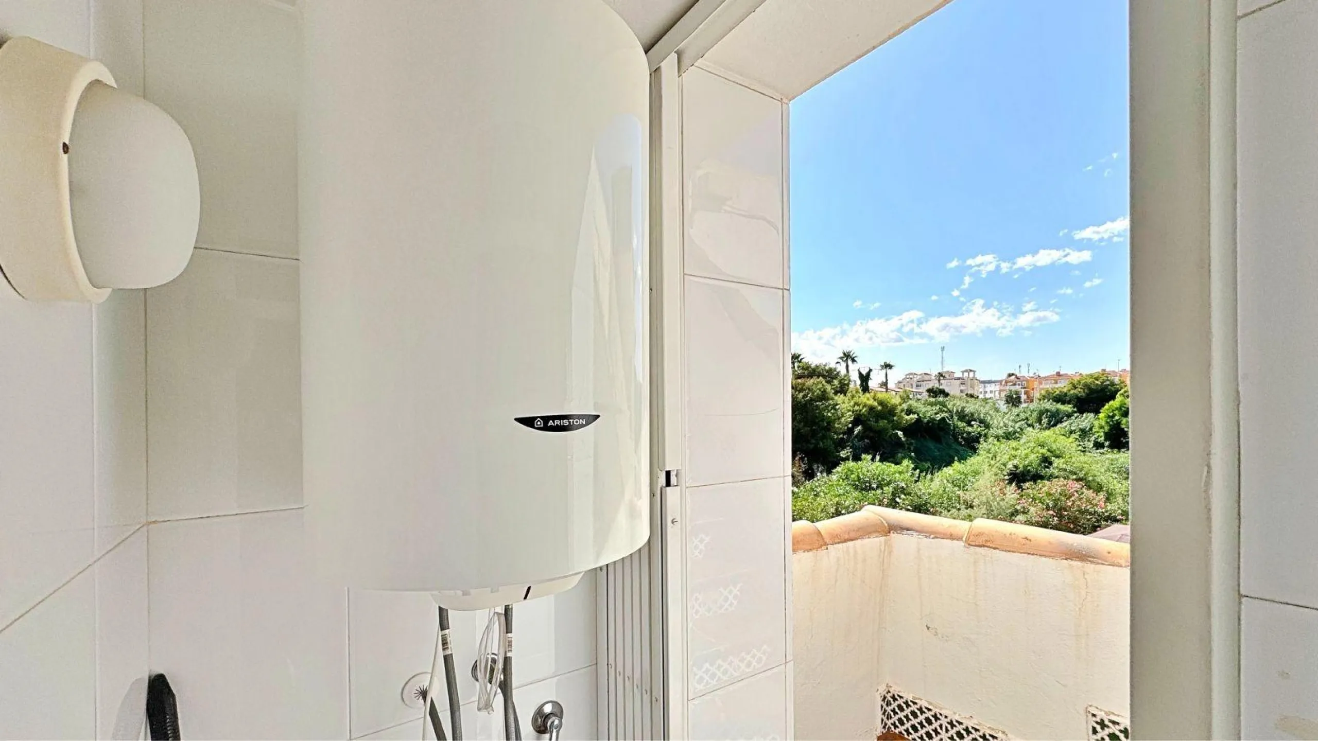 BUNGALOW PLANTA ALTA CON SOLARIUM DE 30 M2 Y A 650 METROS DE PLAYA LA ZENIA. 2 DORM. 1 BAÑO. PISCINA COMUNITARIA.