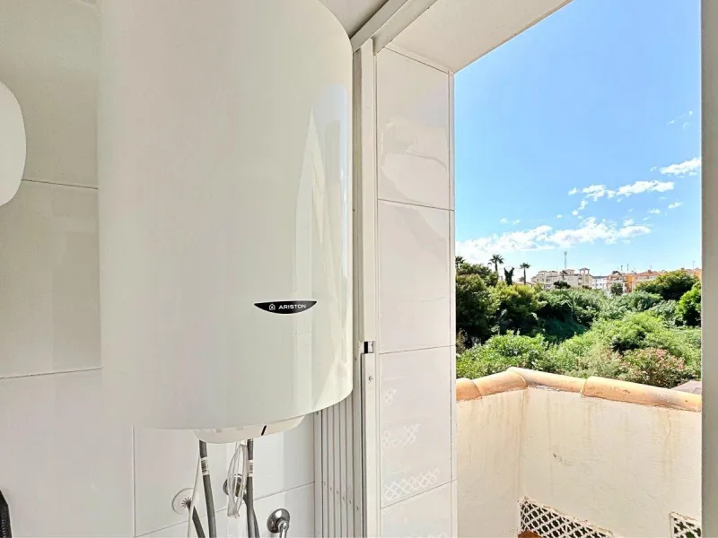 BUNGALOW PLANTA ALTA CON SOLARIUM DE 30 M2 Y A 650 METROS DE PLAYA LA ZENIA. 2 DORM. 1 BAÑO. PISCINA COMUNITARIA.