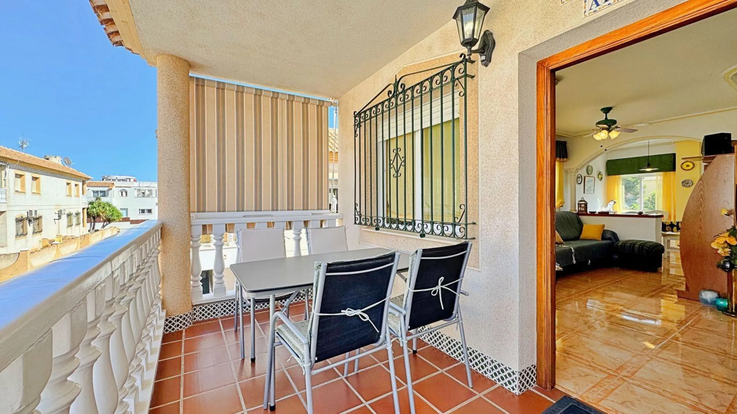 BUNGALOW PLANTA ALTA CON SOLARIUM DE 30 M2 Y A 650 METROS DE PLAYA LA ZENIA. 2 DORM. 1 BAÑO. PISCINA COMUNITARIA.