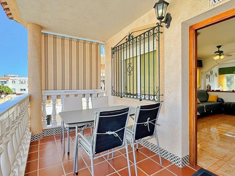 BUNGALOW PLANTA ALTA CON SOLARIUM DE 30 M2 Y A 650 METROS DE PLAYA LA ZENIA. 2 DORM. 1 BAÑO. PISCINA COMUNITARIA.