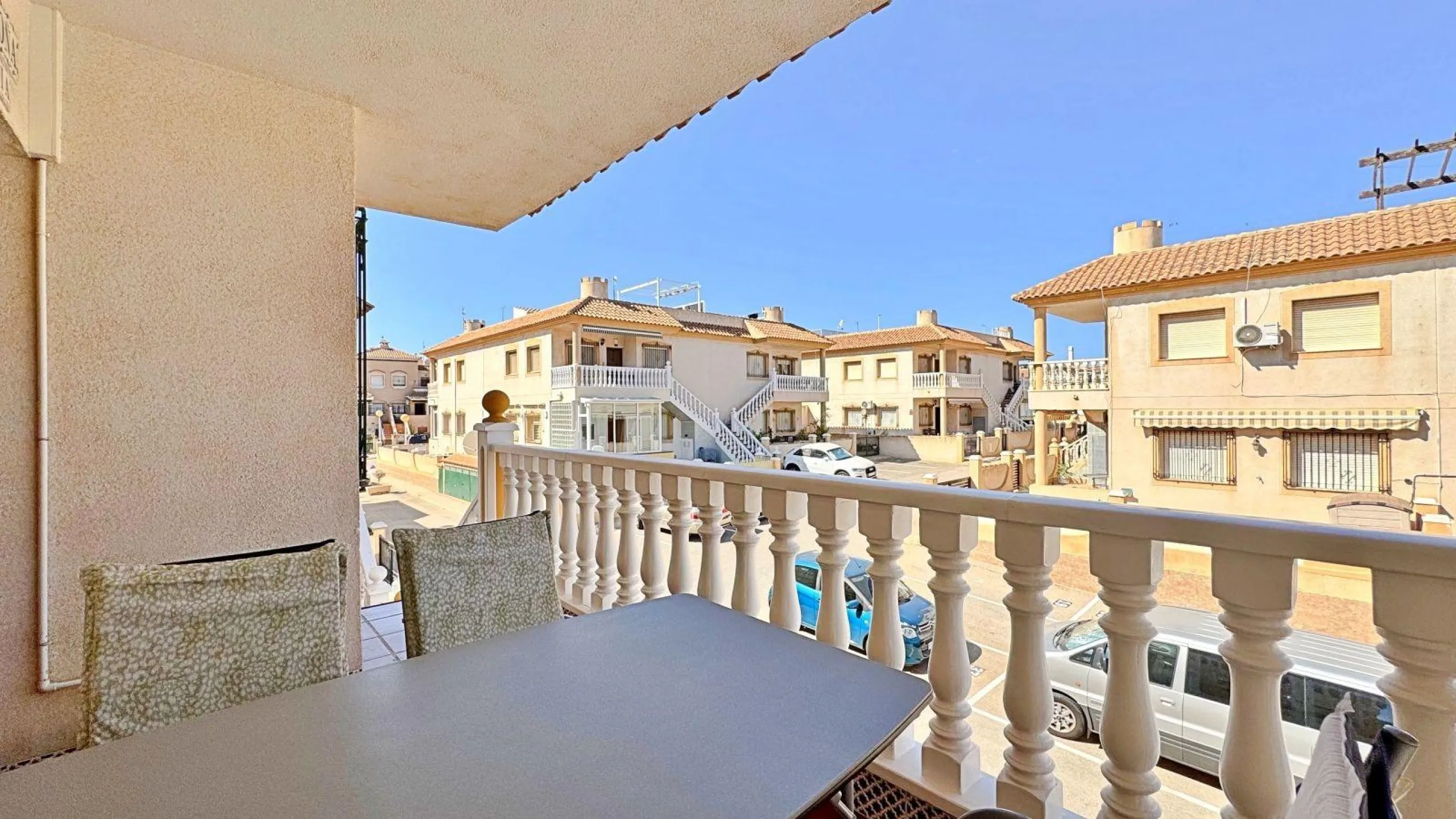 BUNGALOW PLANTA ALTA CON SOLARIUM DE 30 M2 Y A 650 METROS DE PLAYA LA ZENIA. 2 DORM. 1 BAÑO. PISCINA COMUNITARIA.