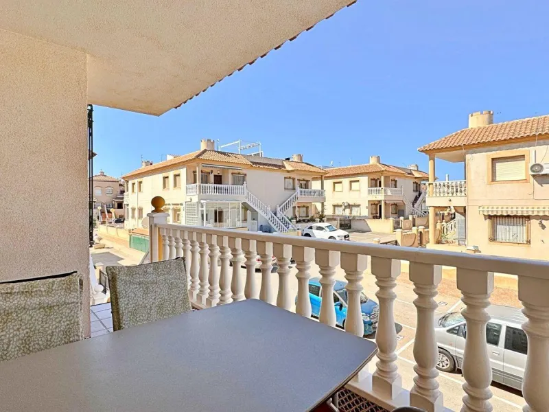 BUNGALOW PLANTA ALTA CON SOLARIUM DE 30 M2 Y A 650 METROS DE PLAYA LA ZENIA. 2 DORM. 1 BAÑO. PISCINA COMUNITARIA.