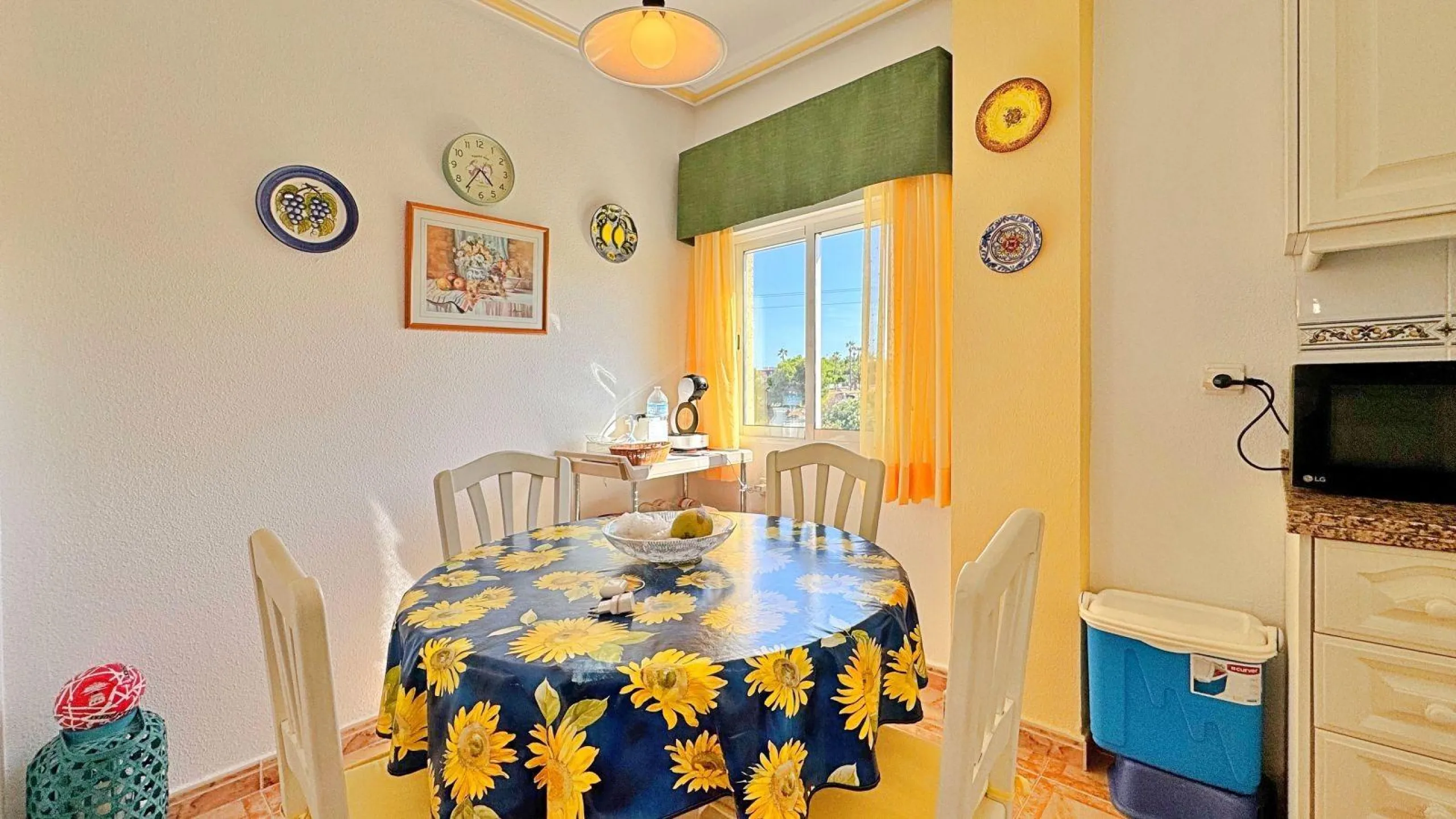 BUNGALOW PLANTA ALTA CON SOLARIUM DE 30 M2 Y A 650 METROS DE PLAYA LA ZENIA. 2 DORM. 1 BAÑO. PISCINA COMUNITARIA.