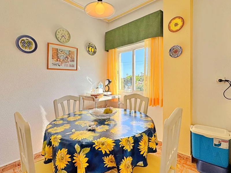 BUNGALOW PLANTA ALTA CON SOLARIUM DE 30 M2 Y A 650 METROS DE PLAYA LA ZENIA. 2 DORM. 1 BAÑO. PISCINA COMUNITARIA.