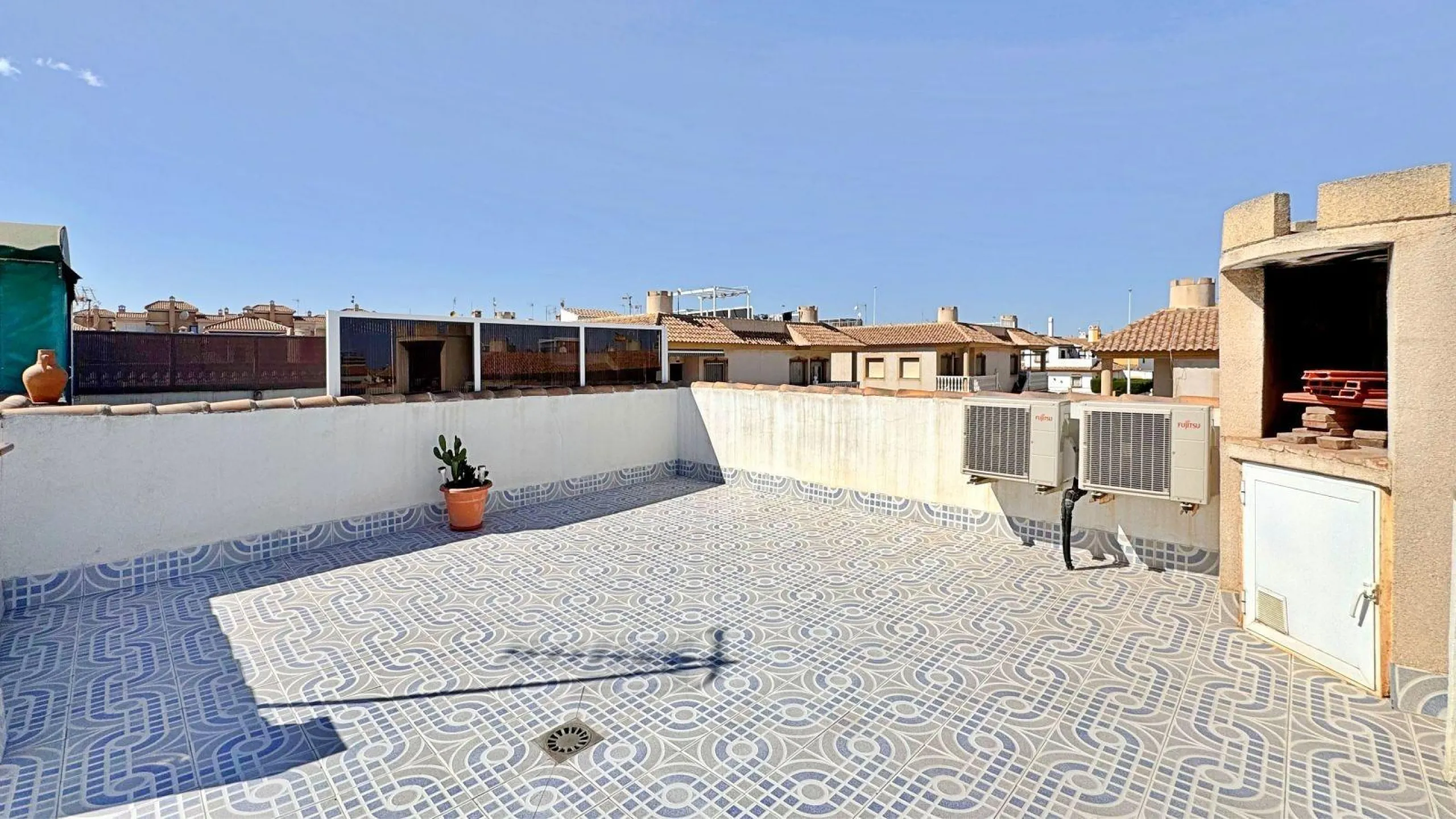 BUNGALOW PLANTA ALTA CON SOLARIUM DE 30 M2 Y A 650 METROS DE PLAYA LA ZENIA. 2 DORM. 1 BAÑO. PISCINA COMUNITARIA.