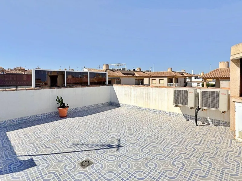 BUNGALOW PLANTA ALTA CON SOLARIUM DE 30 M2 Y A 650 METROS DE PLAYA LA ZENIA. 2 DORM. 1 BAÑO. PISCINA COMUNITARIA.