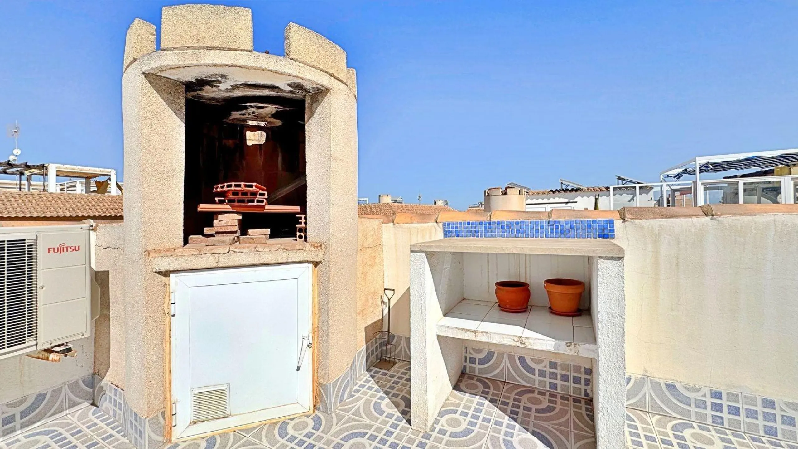 BUNGALOW PLANTA ALTA CON SOLARIUM DE 30 M2 Y A 650 METROS DE PLAYA LA ZENIA. 2 DORM. 1 BAÑO. PISCINA COMUNITARIA.