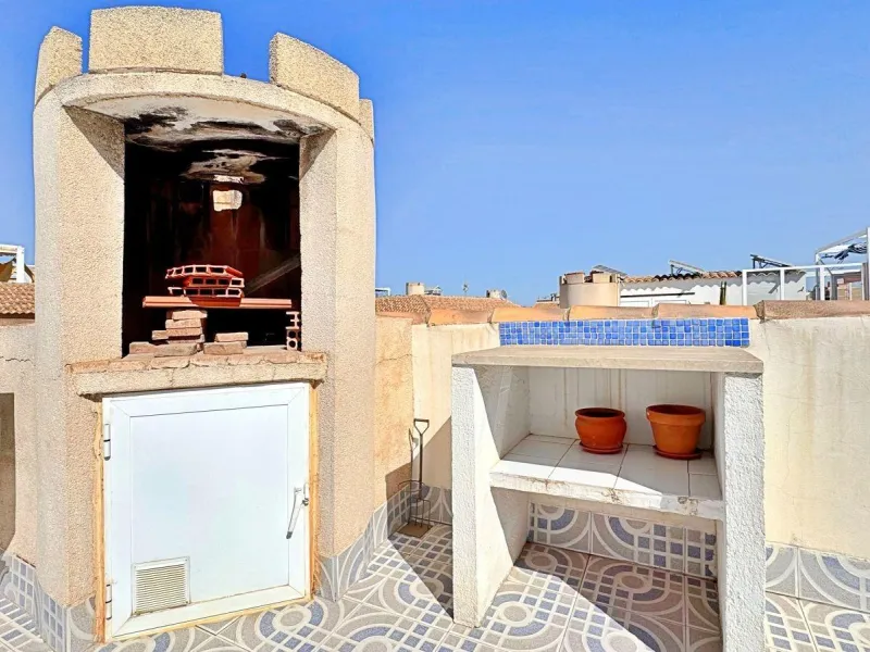 BUNGALOW PLANTA ALTA CON SOLARIUM DE 30 M2 Y A 650 METROS DE PLAYA LA ZENIA. 2 DORM. 1 BAÑO. PISCINA COMUNITARIA.