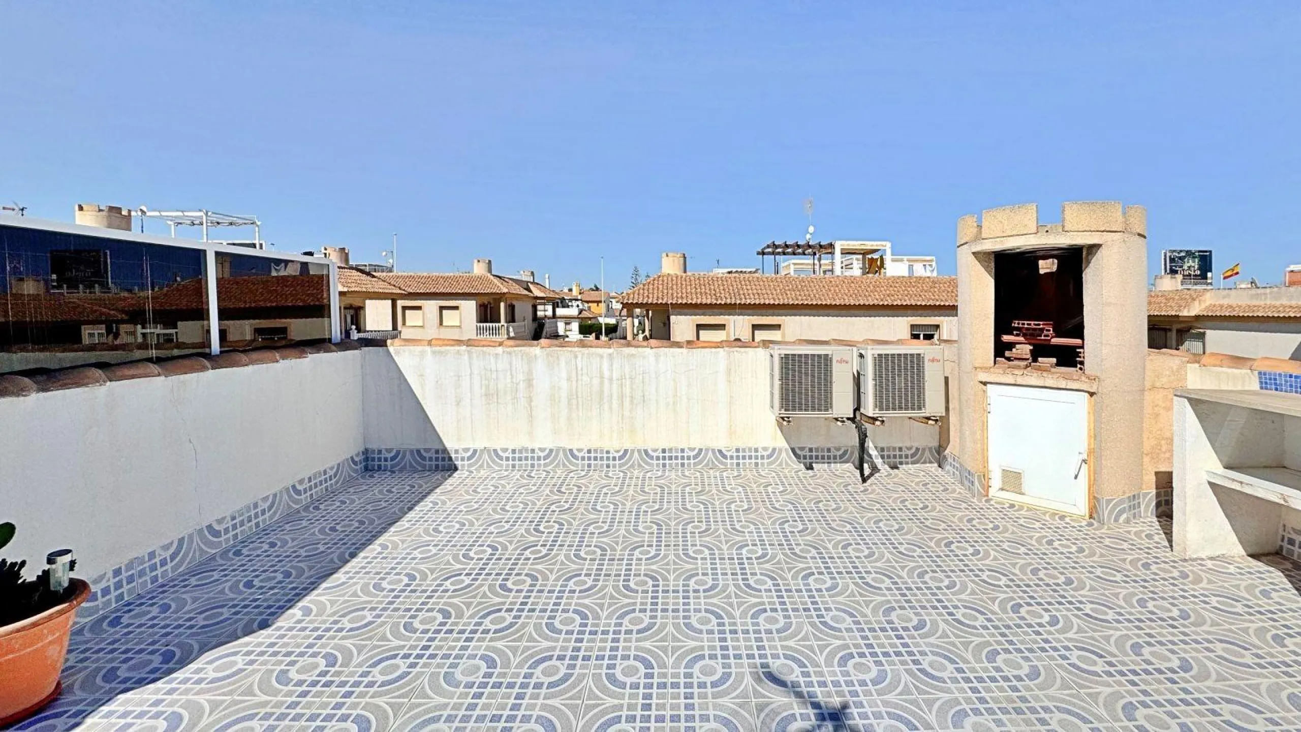 BUNGALOW PLANTA ALTA CON SOLARIUM DE 30 M2 Y A 650 METROS DE PLAYA LA ZENIA. 2 DORM. 1 BAÑO. PISCINA COMUNITARIA.