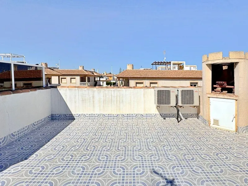 BUNGALOW PLANTA ALTA CON SOLARIUM DE 30 M2 Y A 650 METROS DE PLAYA LA ZENIA. 2 DORM. 1 BAÑO. PISCINA COMUNITARIA.