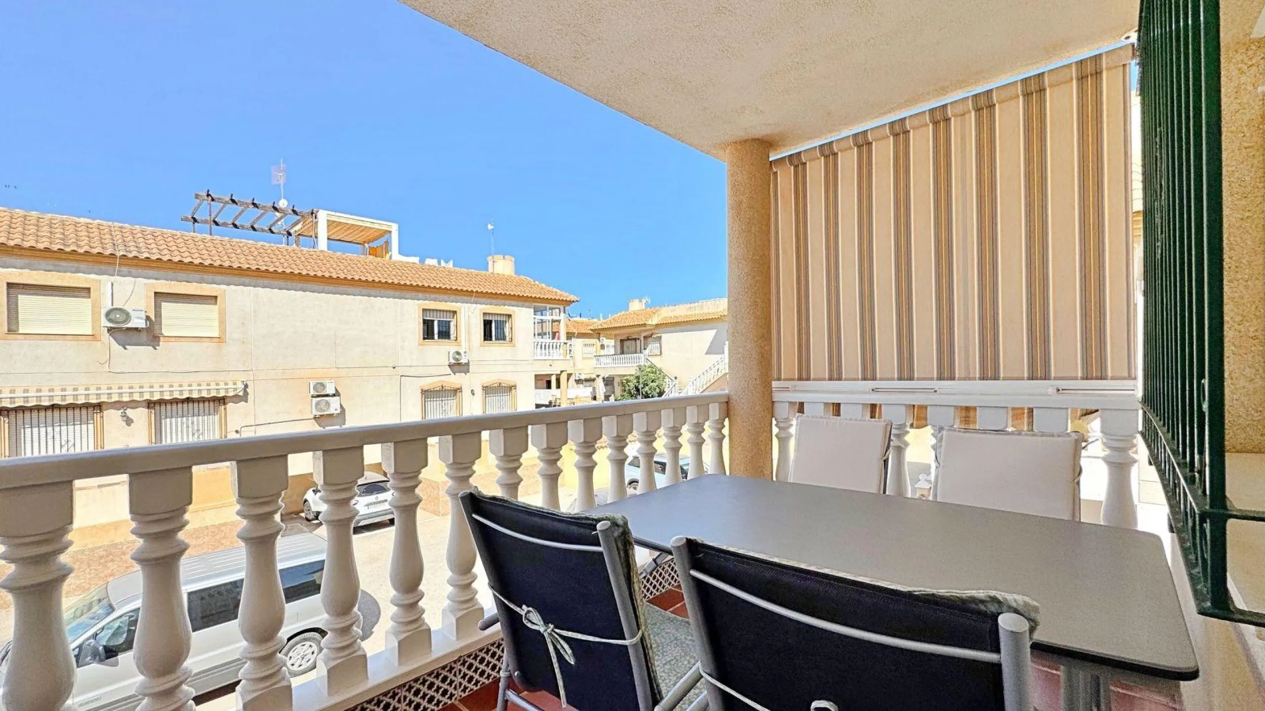 BUNGALOW PLANTA ALTA CON SOLARIUM DE 30 M2 Y A 650 METROS DE PLAYA LA ZENIA. 2 DORM. 1 BAÑO. PISCINA COMUNITARIA.